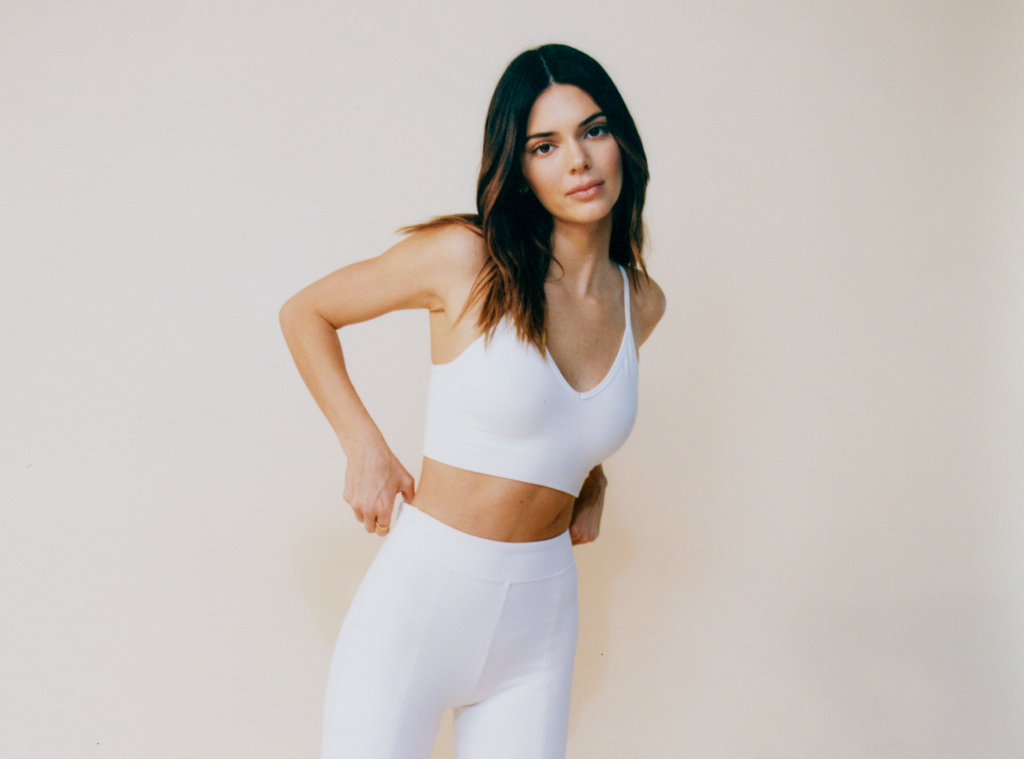 Kendall Jenner Looks Cute in Her White Crop Top & Jeans!