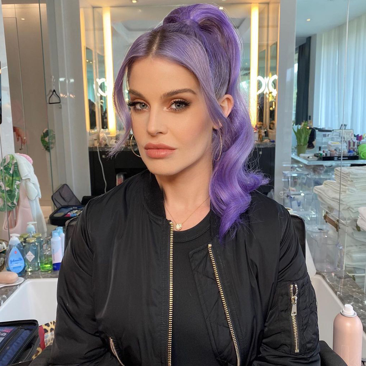Rs 1200x1200 210525033502 1200 Kelly Osbourne Purple Hair Natural Makeup 052521 ?fit=around|1200 1200&output Quality=90&crop=1200 1200;center,top
