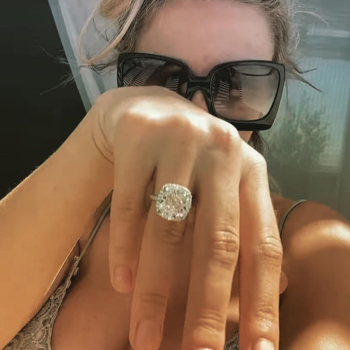 Emily Ratajkowski JUST Got A Gorgeous Engagement Ring (Months