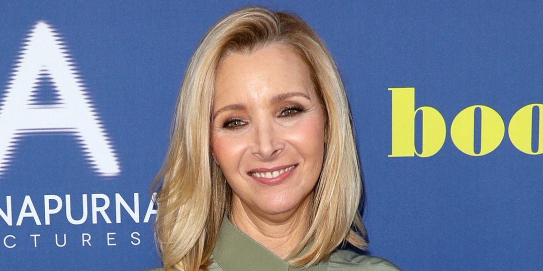 Lisa Kudrow Teams Up With Drew and Jonathan Scott for HGTV Episode - E! Online.jpg