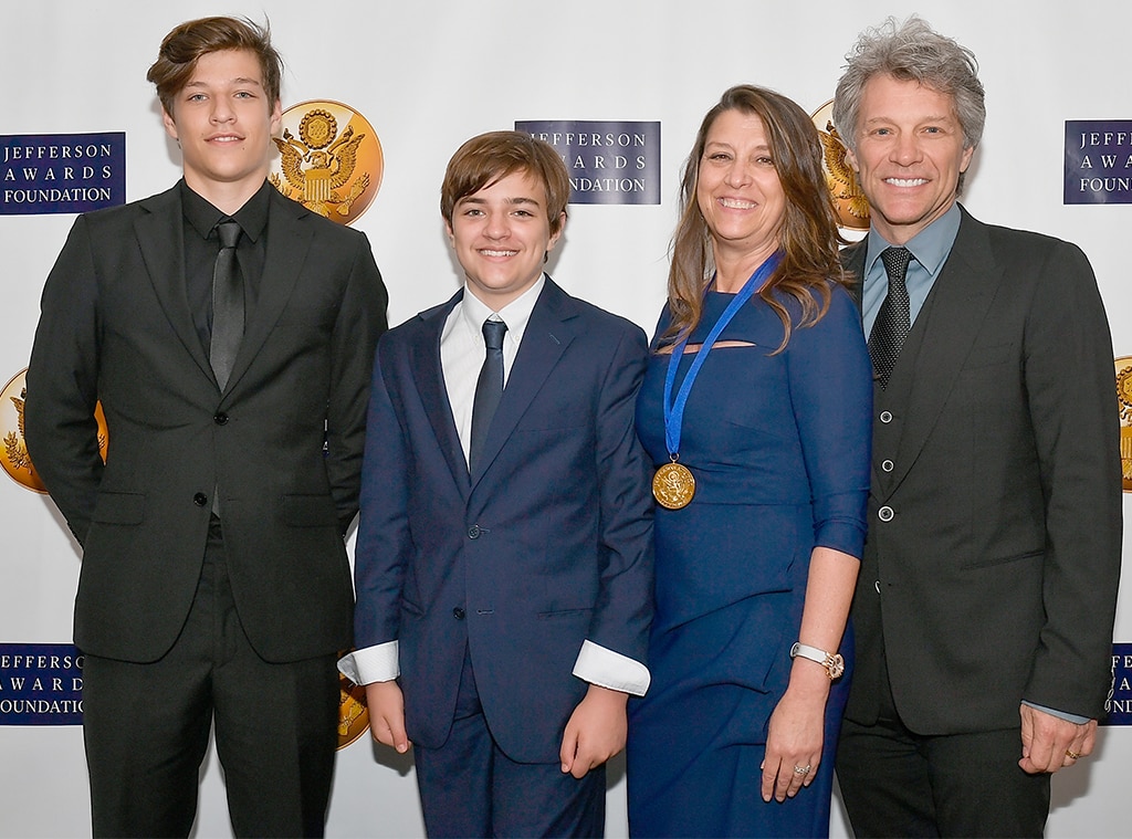 Sehen Sie sich Brooke Shields‘ süßen Twinning-Moment mit Tochter Grier an