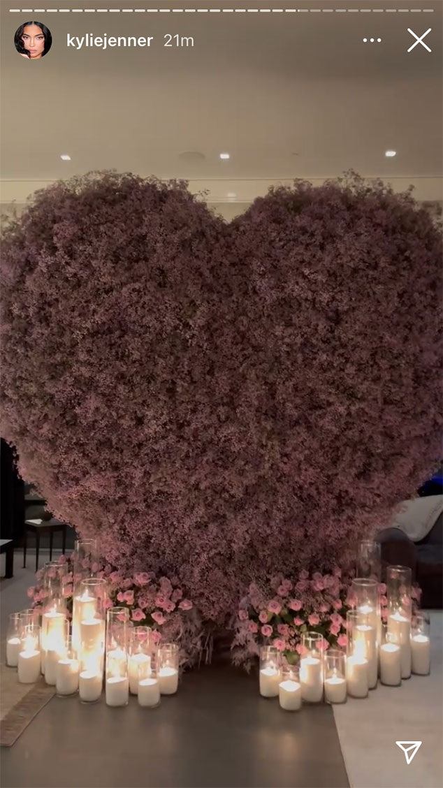 Kylie Jenner berbagi sorotan dari perayaan hari Minggu, termasuk beberapa dekorasi yang dia atur dan beberapa momen manis antara Travis Scott dan putri mereka yang berusia 3 tahun, Stormi.