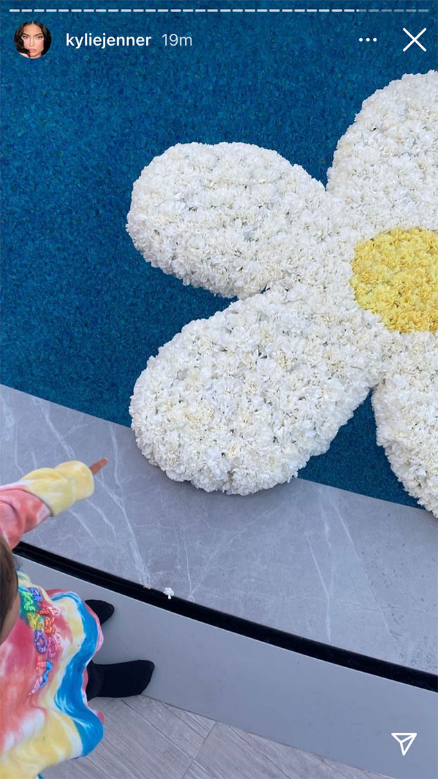 Kylie Jenner berbagi sorotan dari perayaan hari Minggu, termasuk beberapa dekorasi yang dia atur dan beberapa momen manis antara Travis Scott dan putri mereka yang berusia 3 tahun, Stormi.