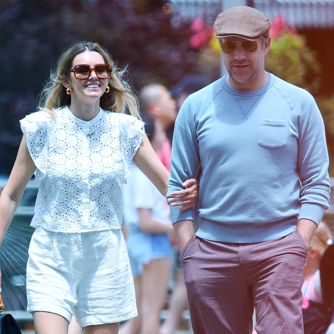 Jason Sudeikis And English Star Keeley Hazell Get Cozy In Nyc Outing E Online Ca Jason Sudeikis And English Star Keeley Hazell Get Cozy In Nyc Outing E Online Ca
