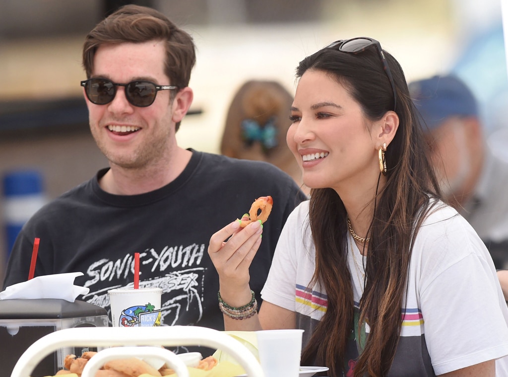 John Mulaney เล่าว่าเขาและ Olivia Munn นำทาง "ช่วงเวลาที่น่ากลัว" อย่างไร