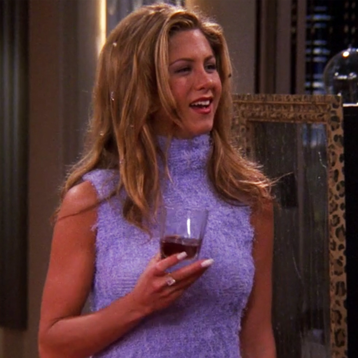 Friends Jennifer Aniston Shemale - Jennifer Aniston Pokes Fun at Rachel's Fashion by Calling Out This Top - E!  Online