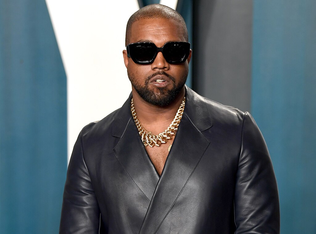 kanye west wearing moletom com capuz