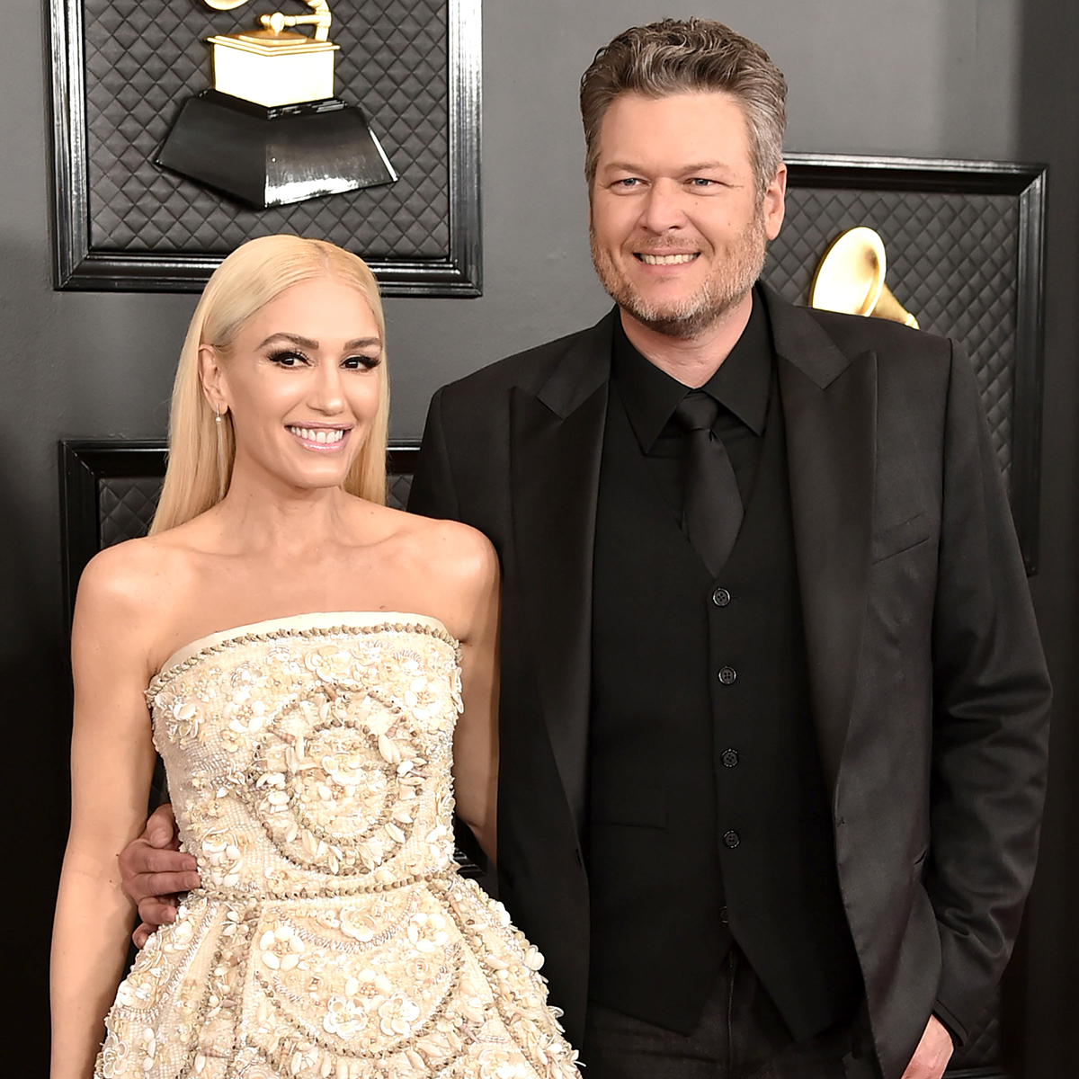 Gwen Stefani Reveals Her and Blake Shelton’s Bathroom Is Decorated With Tabloid Covers – E! Online