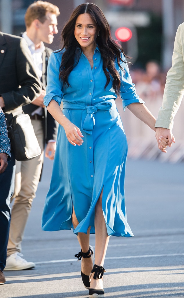 Meghan Markle หันศีรษะในชุดสีแดงระหว่างปรากฏตัวด้วยความประหลาดใจ