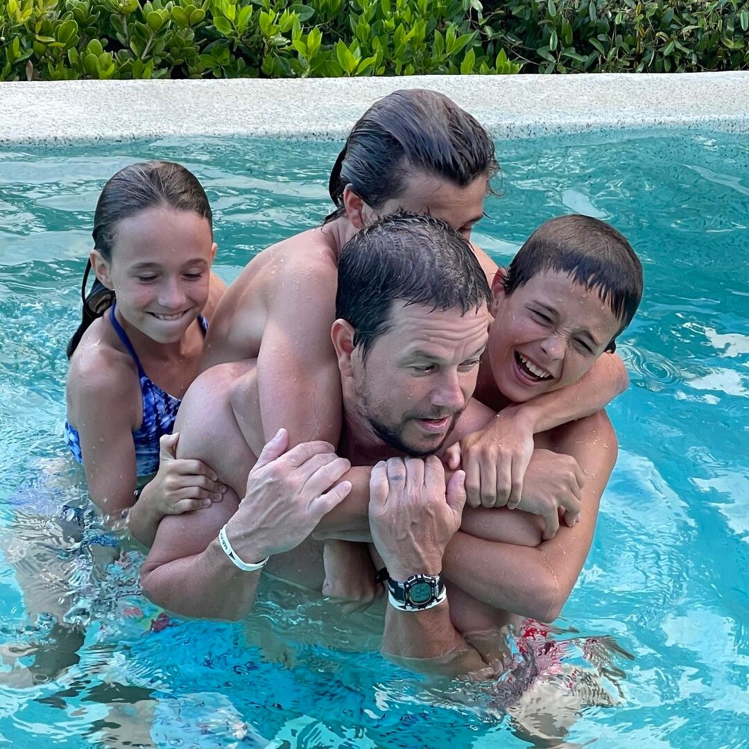 Por dentro do mundo familiar de Mark Wahlberg como pai de 4 filhos