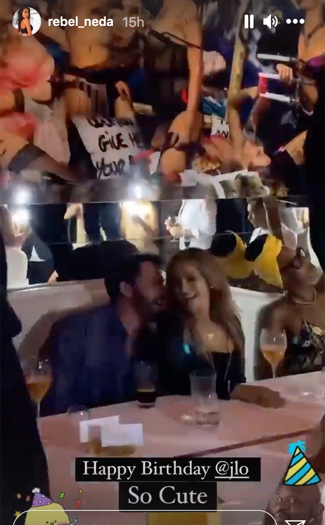 Jennifer Lopez Et Ben Affleck S Eclatent A La Fete Pour Les 52 Ans De La Chanteuse E Online France Jennifer Lopez Et Ben Affleck S Eclatent A La Fete Pour Les 52 Ans De La Chanteuse E Online France