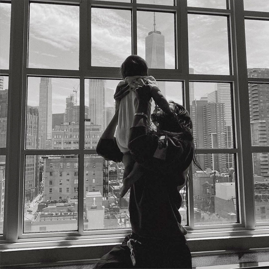 Bella Hadid, Khai