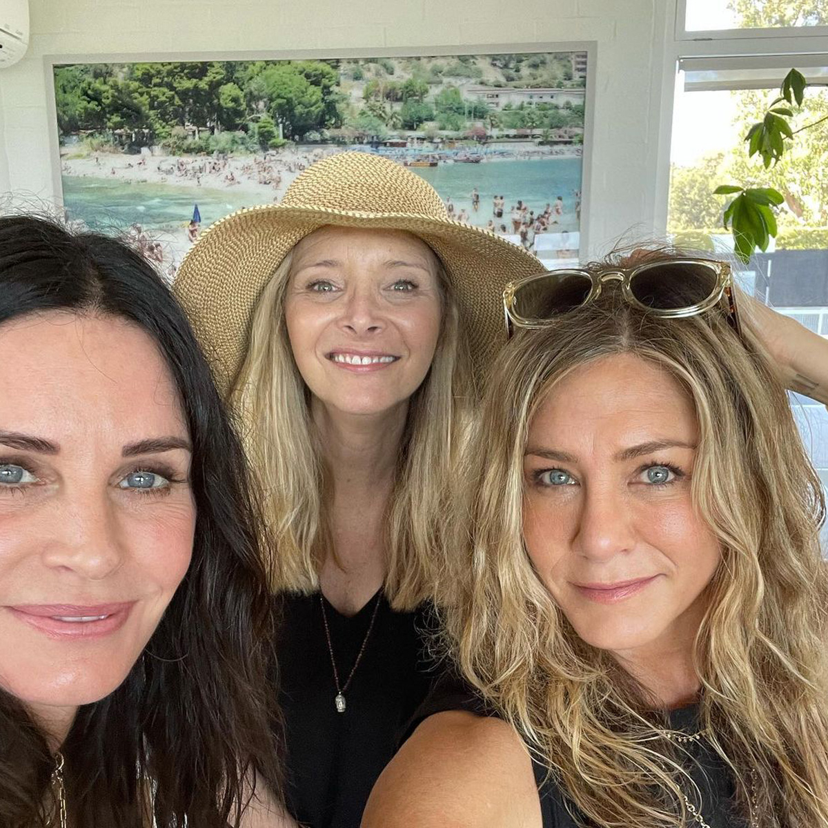 Friends' stars Jennifer Aniston and Courteney Cox wear coordinated outfits!