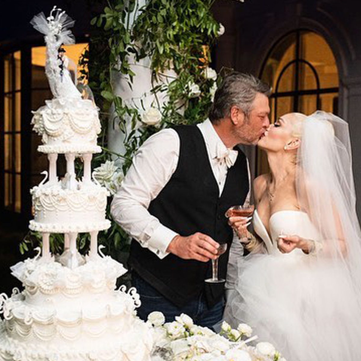 Traditional American Wedding Cake, three-tiered cake, buttercream icing  piped in basket-weave pattern, fresh flowers pushed between cake layers,  front view Stock Photo - Alamy