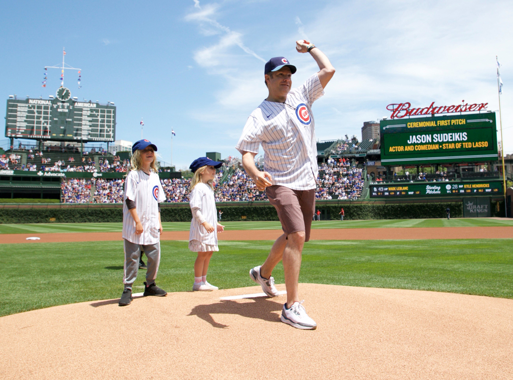 Jason Sudeikis & Kids Are Quite the Catch at a Cubs Game
