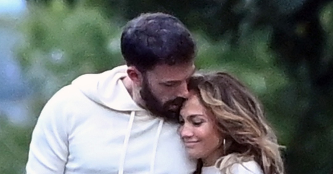 Jennifer Lopez and Ben Affleck Are Engaged Nearly One Year After Reuniting thumbnail