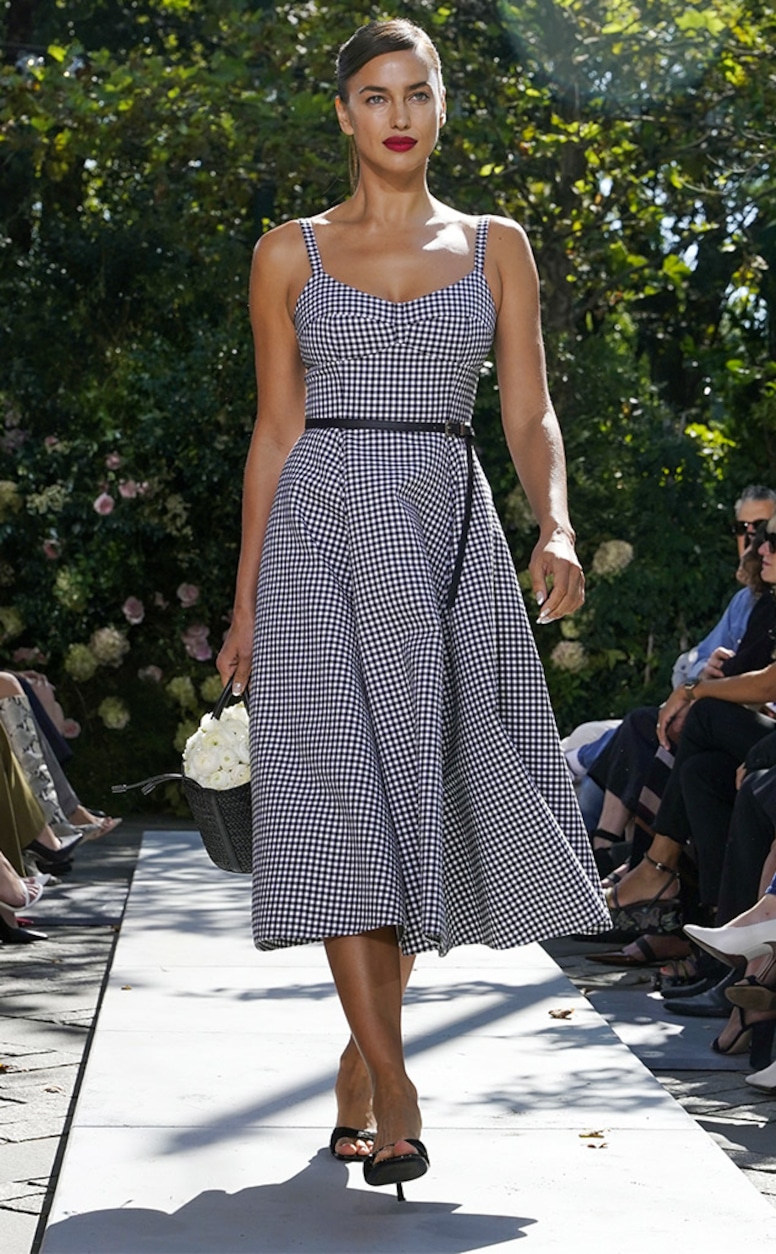 Photos From Michael Kors Spring Summer 2022 Runway Show At New York Fashion Week E Online Michael Kors Fashion 2022