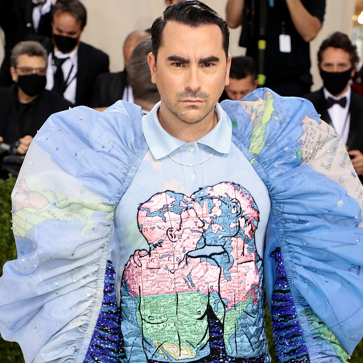 Dan Levy's Met Gala Look Has a Message That's Simply the Best - E! Online