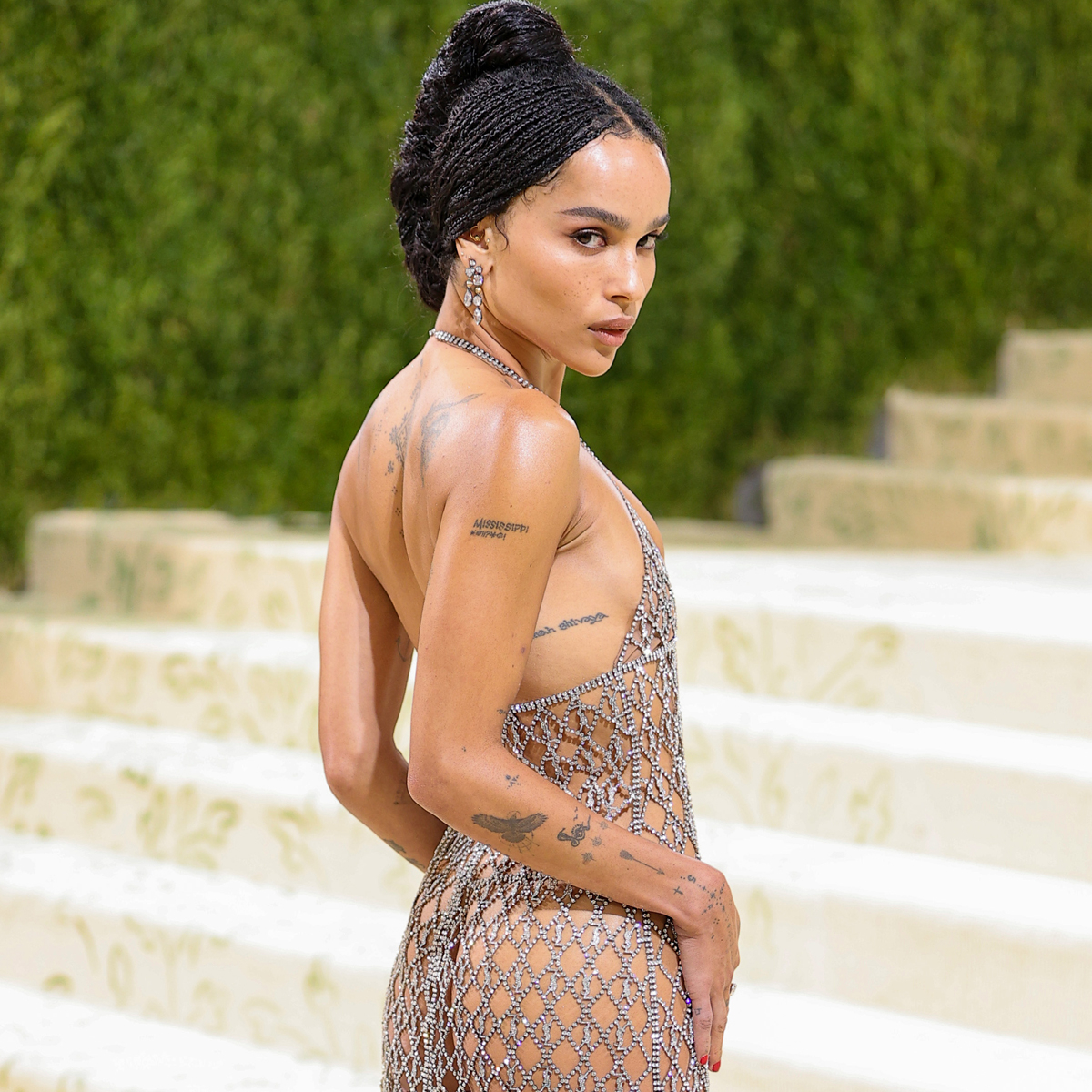 See Zoë Kravitz's Reaction to Claim She Was "Naked" at the Met Gala - E