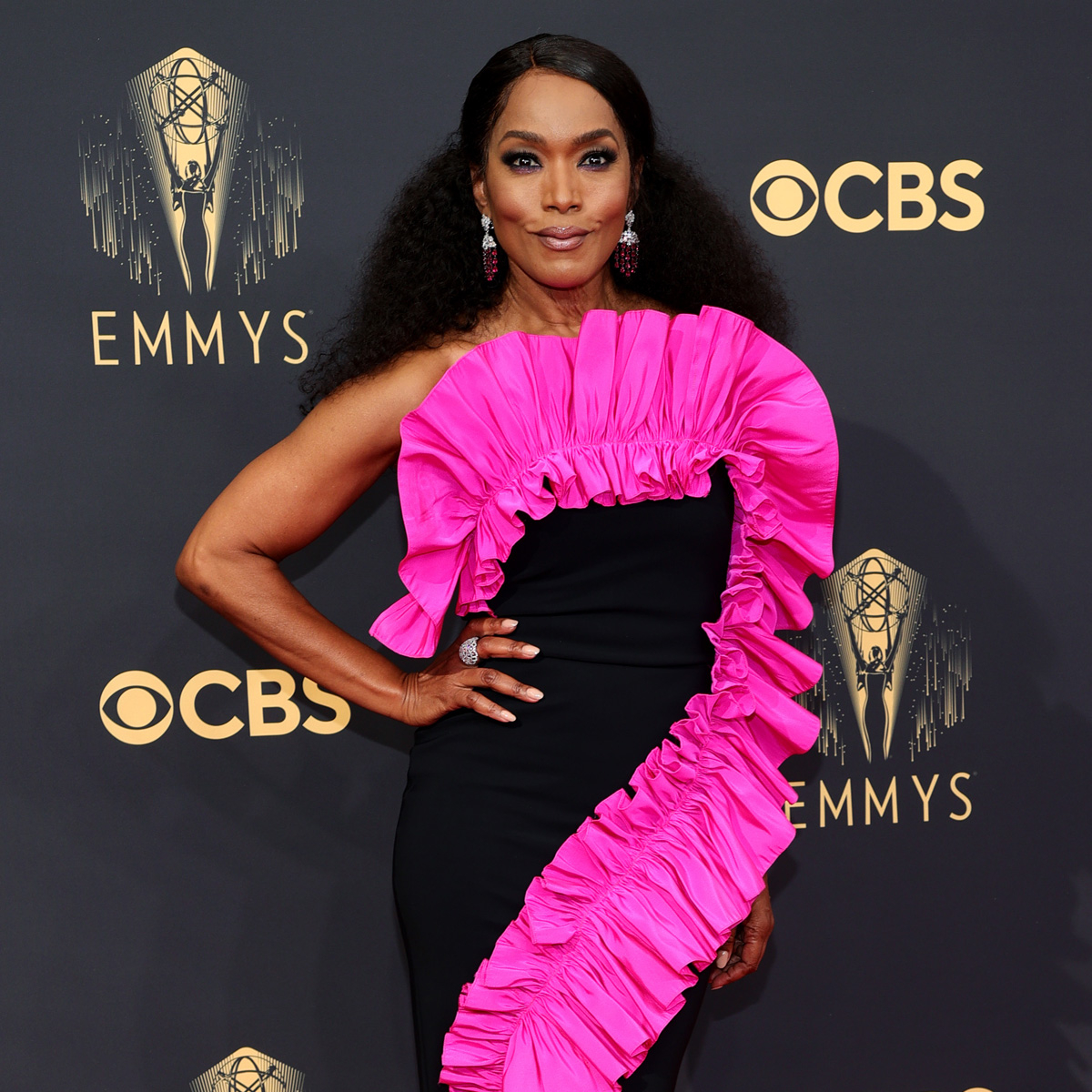 Angela Bassett Brings Wow Factor to 2021 Emmys With Electrifying Look - E!  Online - CA