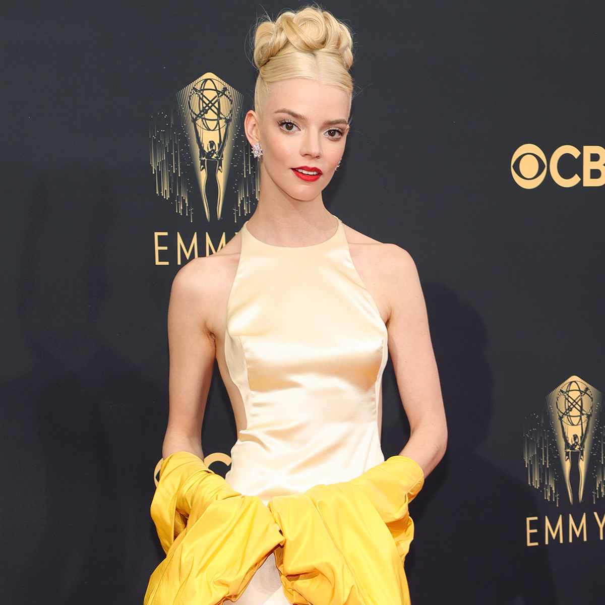 How Anya Taylor Joy Ended Up Jell O Wrestling In A Onesie After Emmys E Online