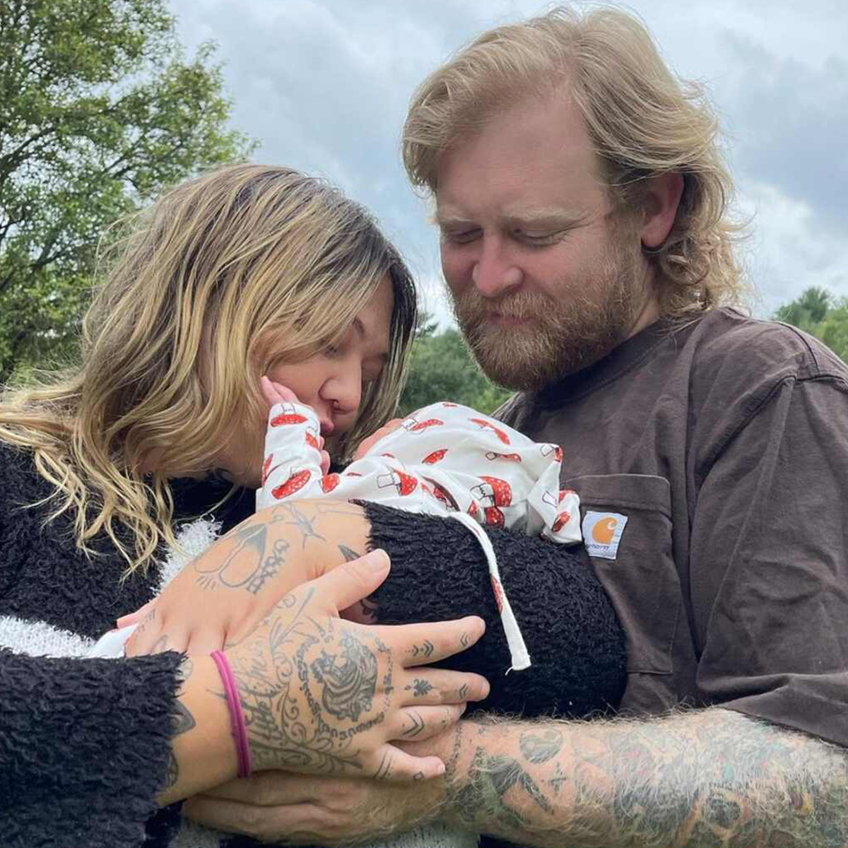 Elle King Welcomes Baby Boy With Fiancé Dan Tooker: Find Out His Name ...