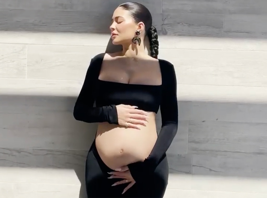 Pregnant Kylie Jenner Debuts Baby Bump During New York Fashion Week Pregnant Kylie Jenner Debuts Baby Bump During New York Fashion Week