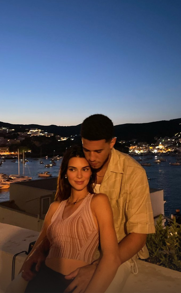Devin Booker parties with women on yacht as feelings on Kendall