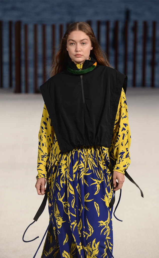 Gigi Hadid Captivates New York Fashion Week With First Runway Strut E Online Fashion Week 2022 Heads