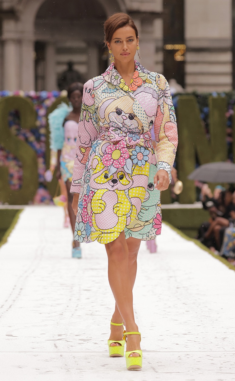 Photos From Moschino S Spring Summer 2022 Runway Show At New York Fashion Week E Online New York Summer 2022 Fashion Week