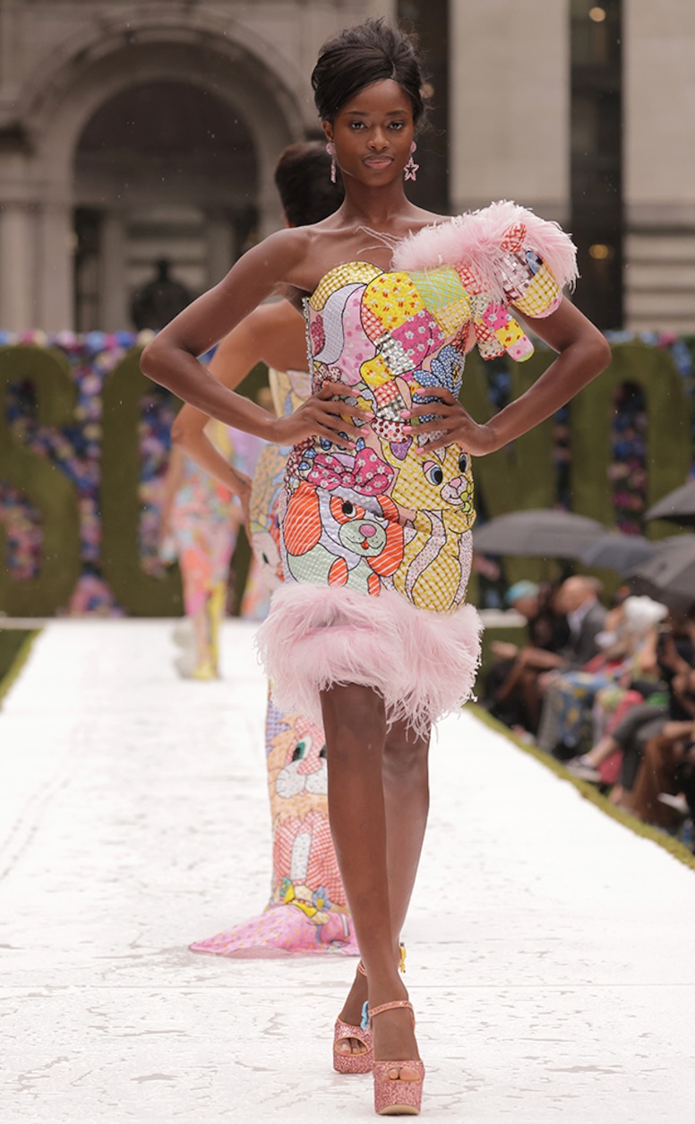 Photos From Moschino S Spring Summer 2022 Runway Show At New York Fashion Week E Online New York Fashion Week 2022 Sirogojno