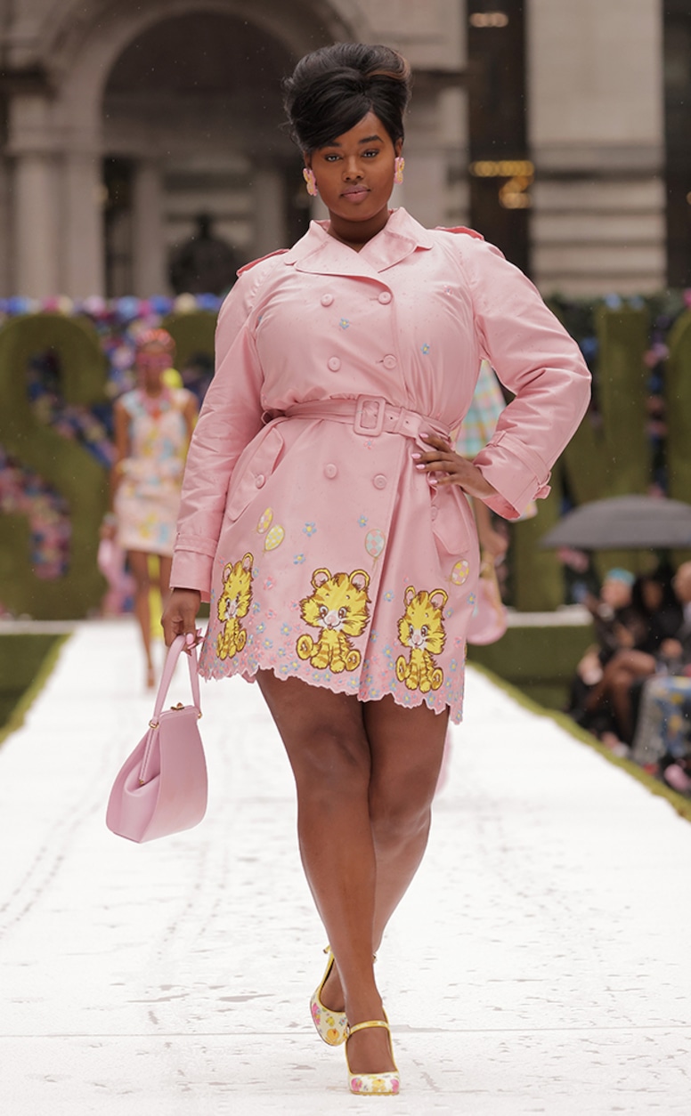 Photos From Moschino S Spring Summer 2022 Runway Show At New York Fashion Week E Online New York Fashion Week 2022 Sirogojno