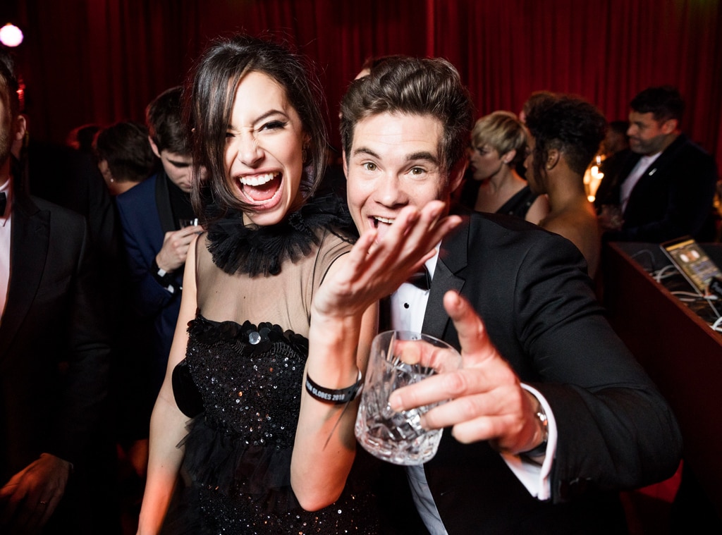 ทำไม Adam Devine ถึงเชื่อมั่นว่า Chloe Bridges ชอบเขามากกว่าในฐานะพ่อ