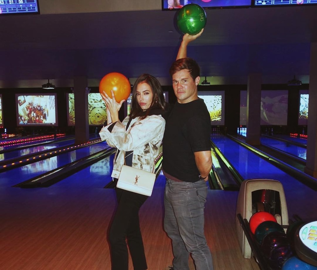 Por qué Adam Devine está convencido de que a Chloe Bridges le gusta más como padre