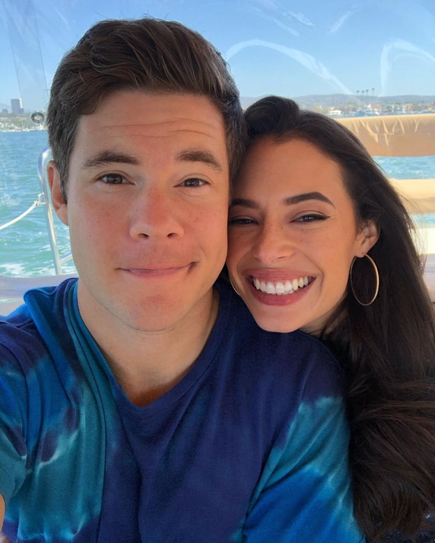 Tại sao Adam Devine bị thuyết phục Chloe Bridges thích anh ấy hơn với tư cách là một người cha