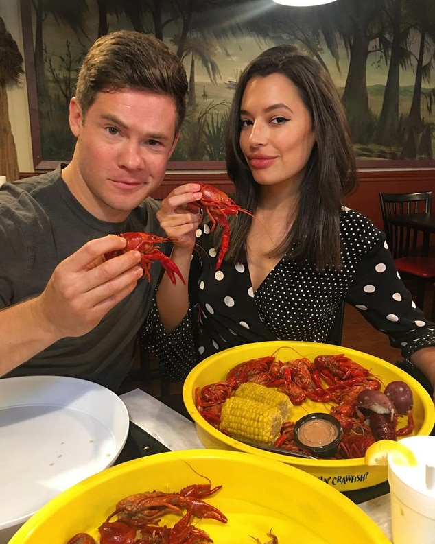 Por que Adam Devine está convencido de que Chloe Bridges gosta mais dele como pai