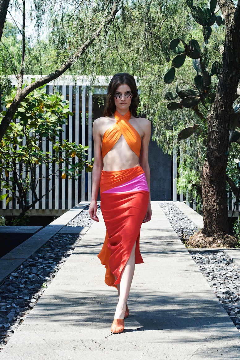 Fotos de Desfile Kris Goyri en el Fashion Week Mexico 2021 - E! Online Latino - MX Fotos de Desfile Kris Goyri en el Fashion Week Mexico 2021 - E! Online Latino - MX