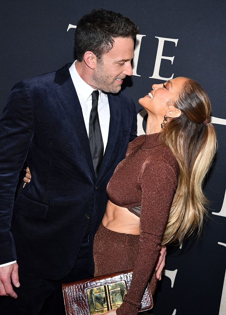 Ben Affleck ยิ้มกว้างใน L.A. ขณะที่ J.Lo เข้าร่วมงาน Toronto Event