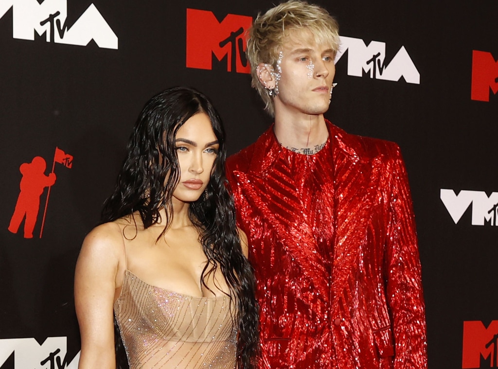 Megan Fox เล่นเป็นหญิงตั้งครรภ์ในมิวสิควิดีโอของ Machine Gun Kelly