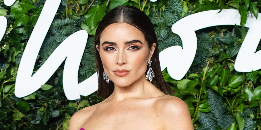 Olivia Culpo Calls Out American Airlines for Making Her "Cover Up" Before Boarding Flight - E! Online.jpg
