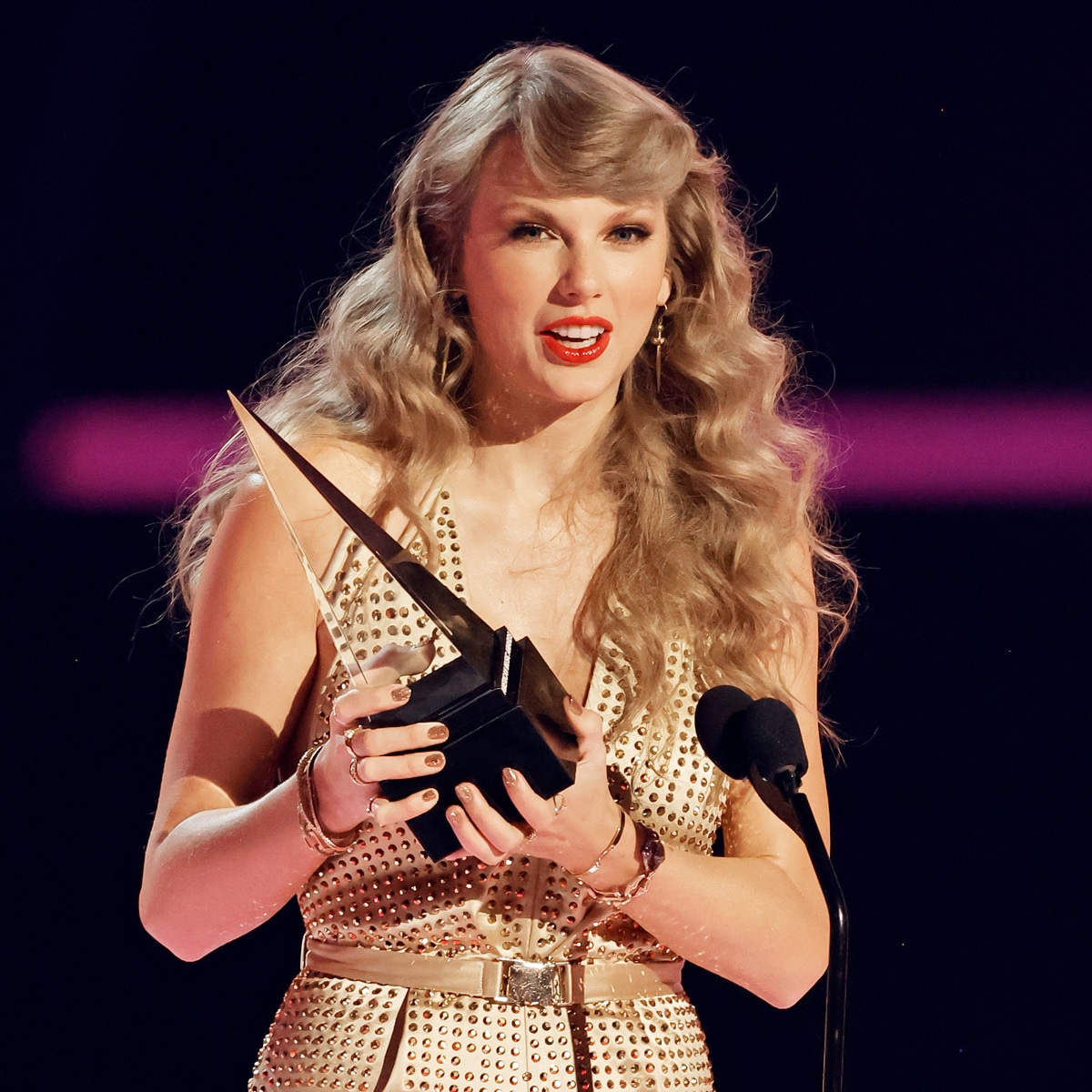 Taylor Swift Makes Glamorous Surprise Appearance at the 2022 AMAs - E!  Online - CA