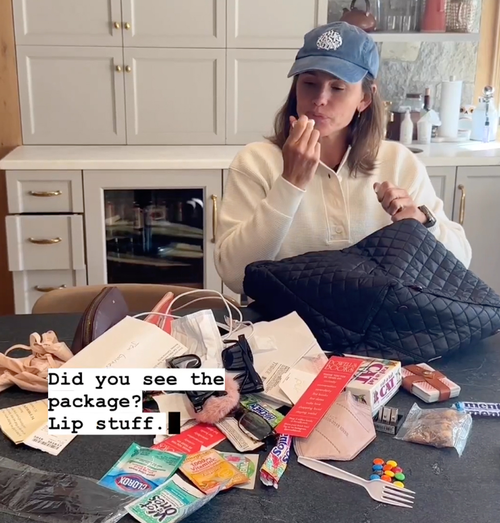 https://akns-images.eonline.com/eol_images/Entire_Site/20221029/rs_979x1024-221129134706-1024-2-jennifer-garner-whats-in-my-bag.jpg?fit=around%7C979:1024&output-quality=90&crop=979:1024;center,top