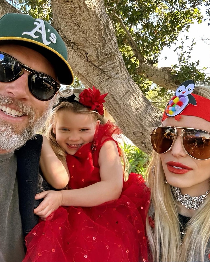 Jessica Simpson Shares Festive Holiday Pics With Husband & Kids