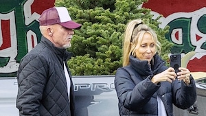 Tish Cyrus, Dominic Purcell, Christmas tree