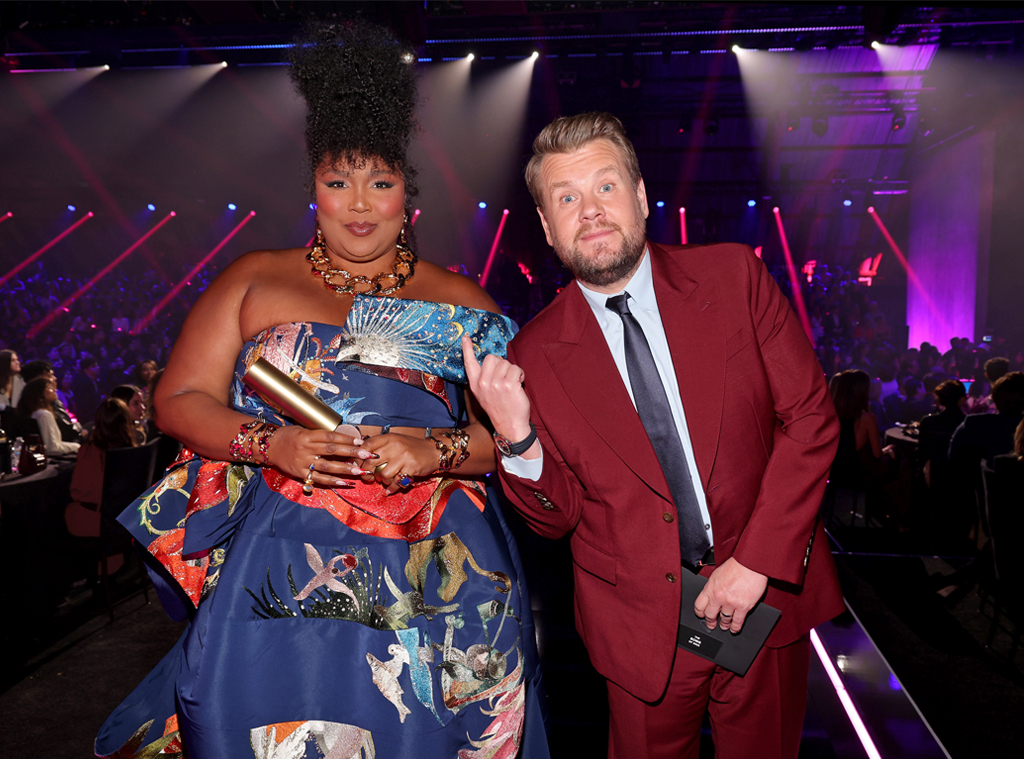 https://akns-images.eonline.com/eol_images/Entire_Site/2022116/rs_1024x759-221206202412-1024-lizzo-james-corden-2022-peoples-choice-awards-candids.jpg?fit=around%7C1024:759&output-quality=90&crop=1024:759;center,top