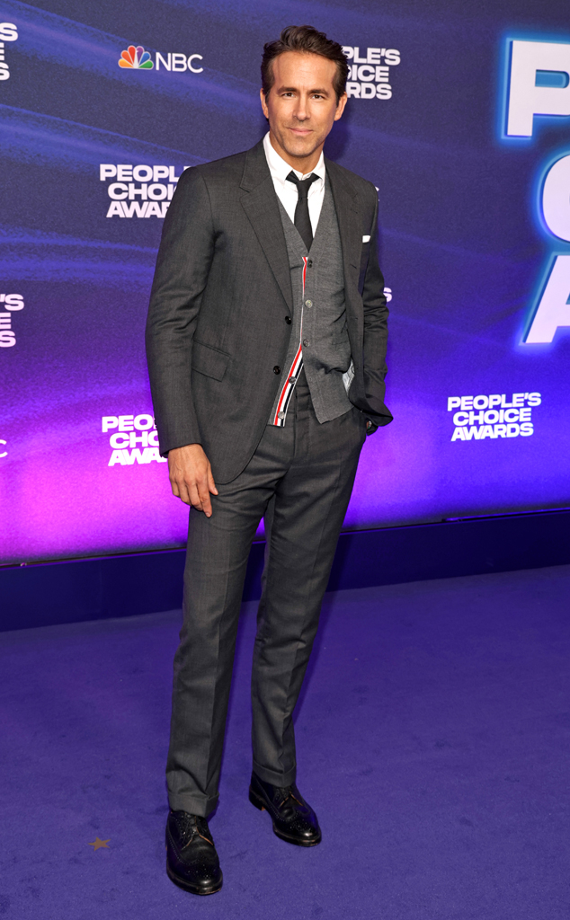 https://akns-images.eonline.com/eol_images/Entire_Site/2022116/rs_634x1024-221206180122-634-ryan-reynolds-peoples-choice-awards-2022-arrivals.jpg?fit=around%7C634:1024&output-quality=90&crop=634:1024;center,top