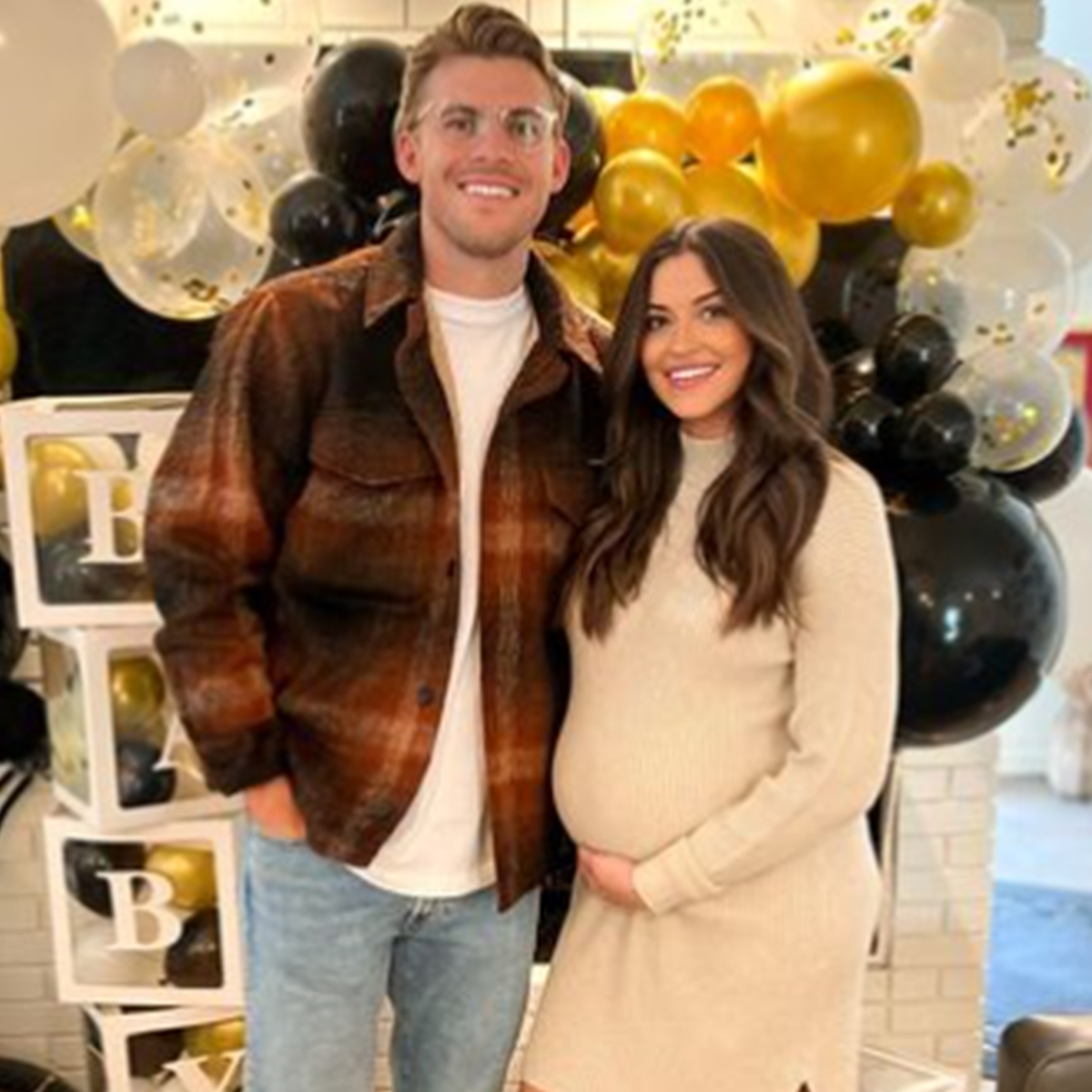 Bachelor Nation’s Tia Booth Gives Birth to First Baby With Fiancé Taylor Mock – E! Online