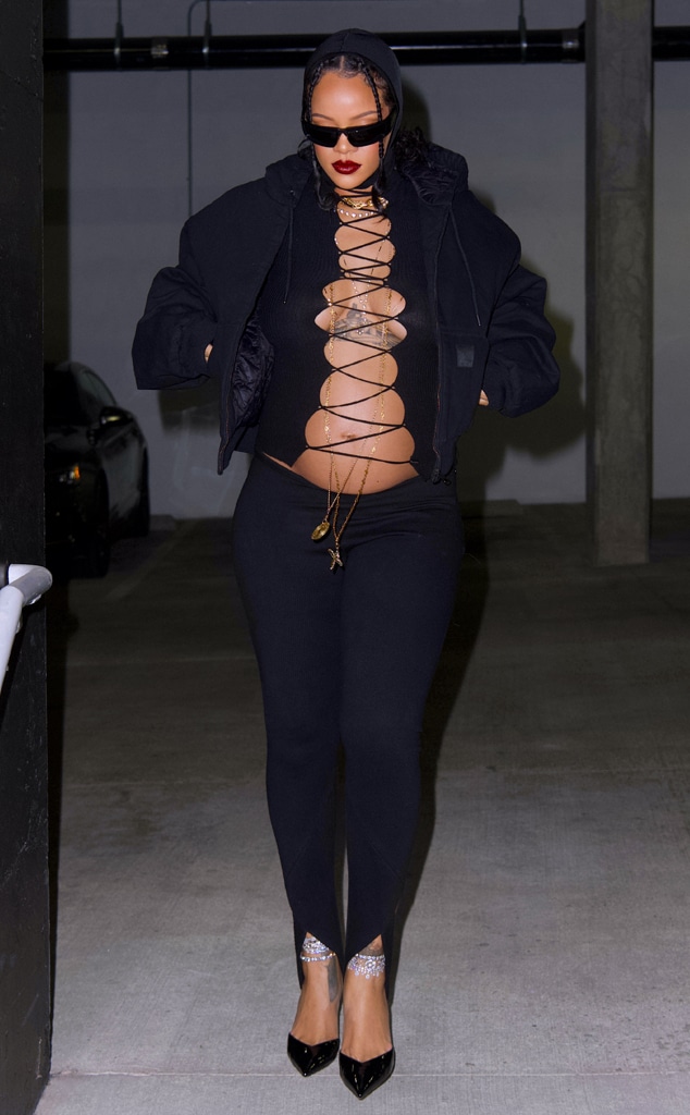 Rihanna Shows Off Her Team Spirit With Latest Maternity Look ...