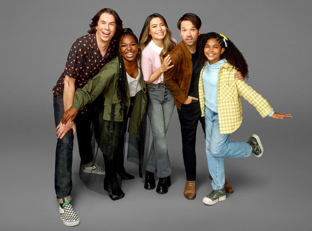 Miranda Cosgrove And Josh Peck Reunite In Icarly Season 2 Promo E Online Miranda Cosgrove And Josh Peck Reunite In Icarly Season 2 Promo E Online