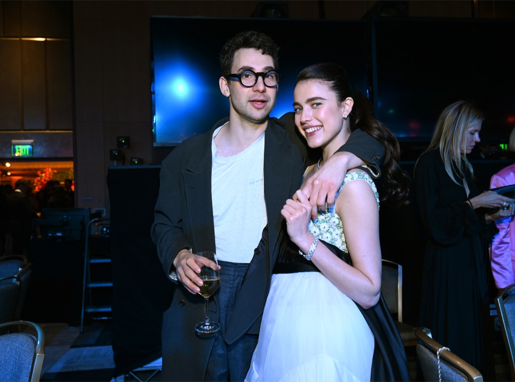 Margaret Qualley อธิบายเรื่องโกหกของสามี Jack Antonoff ต่อ Adam Sandler